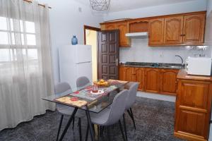 马佐Lightbooking Luymar con piscina Villa de Mazo的厨房配有桌椅和白色冰箱。
