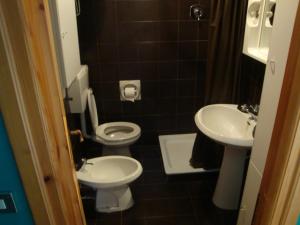 克拉维埃Panorama Apartment的小型浴室设有2个卫生间和水槽