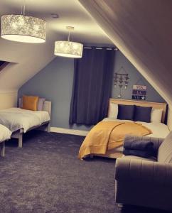西班牙角Atlantic Coast Lodge的一间带两张床和一张沙发的卧室