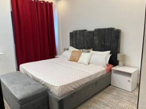 达喀尔Superb Urban Oasis in Almadies的一间卧室配有床和红色窗帘