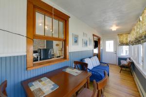 怀尔德伍德Wildwood Apartment - Porch and Enclosed Sunroom!的客厅配有桌子和蓝色沙发