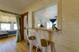 怀尔德伍德Wildwood Apartment - Porch and Enclosed Sunroom!的一间厨房,内设一个柜台和两把椅子