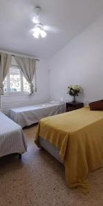 维拉卡洛斯帕兹La casa de las Luces的一间卧室设有两张床和窗户。
