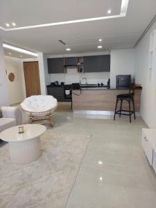 甘达坞伊港Appartement Residence Essayedi Sousse的客厅配有沙发和桌子