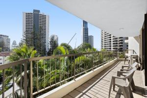 黄金海岸Genesis Apartments by Gold Coast Premium的市景阳台配有椅子