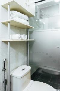 塔克纳Xima Central Tacna的浴室设有卫生间,在架子上备有毛巾。