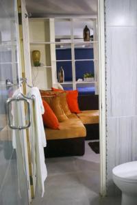 金斯敦Carter's Nest的浴室设有橙色枕头和卫生间。