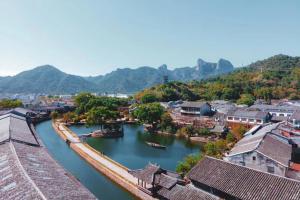 永嘉楠溪江庭轩阁民宿的城镇河流的空中景观