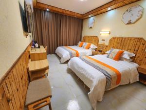 永嘉楠溪江庭轩阁民宿的酒店客房设有两张床和电视。