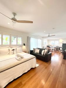 拜伦湾拜伦湾海滩棚子别墅的一间卧室配有一张大床和一张沙发