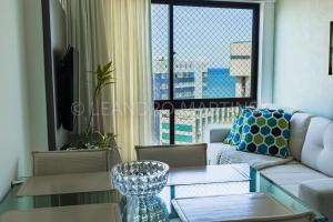 累西腓Apartamento Royale na praia de Boa Viagem的带沙发和玻璃桌的客厅