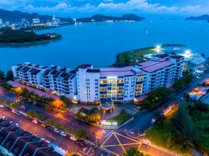 瓜埠Dayang Bay Resort Langkawi的夜间天际线上一带水面的度假村