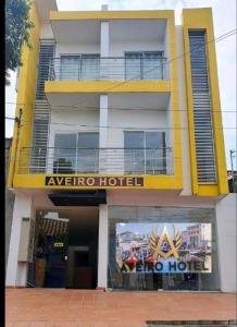 库库塔Aveiro Hotel的拥有黄色和白色建筑的酒店