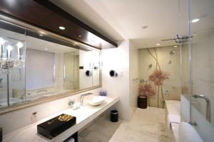 大连大连中远海运洲际酒店的一间带水槽、镜子和淋浴的浴室