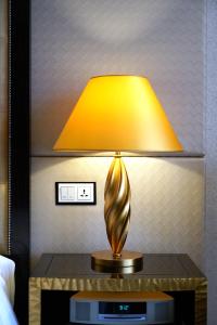 大连大连中远海运洲际酒店的灯坐在床头柜上
