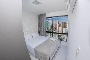 累西腓Apartamento Royale na praia de Boa Viagem的一间卧室设有一张床和一个大窗户