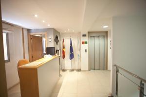 卢戈大都会卡利斯酒店的办公室走廊,带前台和旗帜