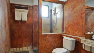 班武里府Kalamona Seaview的一间带卫生间和淋浴的浴室