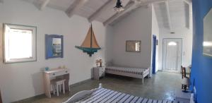 费斯卡尔德宏维里诺Il酒店的一间卧室配有一张床、一张长凳和一个窗户。