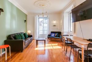 里斯本Spacious, Bright and Newly Renovated 2 Bedroom Apartment, Lisbon Historical Center, Madragoa的客厅配有沙发和桌子