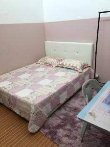 irdahusna homestay的一间小卧室,配有一张床和一张桌子