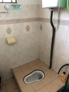 irdahusna homestay的一间位于摊档地板上带卫生间的浴室