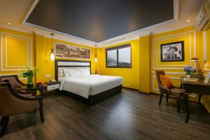 萨帕Eden Central Hotel & Spa的酒店客房配有一张床、一张书桌和一张书桌。