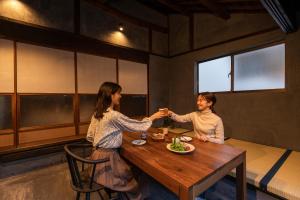 静冈Machihaku 456的坐在餐厅桌子上的两名妇女