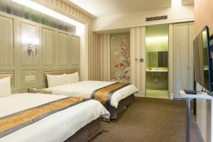 番路乡仁义湖岸大酒店的酒店客房设有两张床和电视。