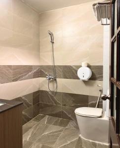 河内Hanoi Hidden Guest House的一间带卫生间和淋浴的浴室