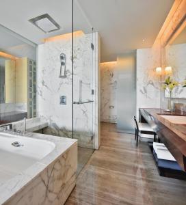 钱德加尔JW万豪昌迪加尔酒店的带浴缸、水槽和淋浴的浴室