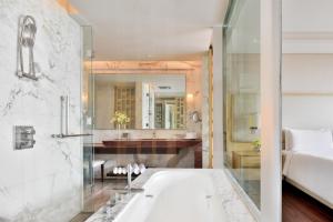 钱德加尔JW万豪昌迪加尔酒店的带浴缸、水槽和镜子的浴室