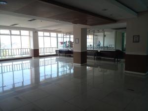 大雅台Tagaytay Prime Residences with Swimming Pool & Viewing Deck的一间大型客房,设有瓷砖地板和窗户。