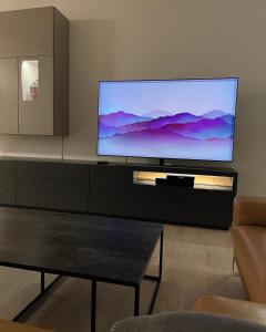 海尔布隆Cube 16的客厅配有大屏幕平面电视
