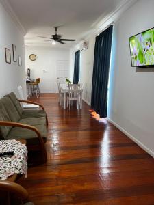 宾南邦LUMUN Holiday Home Rental的客厅配有沙发和桌子