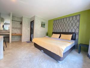 考陶科夫住宅酒店的一间卧室设有一张大床和绿色的墙壁