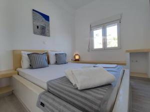 阿达玛斯阿格南提酒店的卧室设有一张白色大床和一扇窗户。