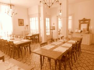 埃格利斯讷沃-当特赖格普罗维登斯酒店的大型客房设有木桌和椅子。