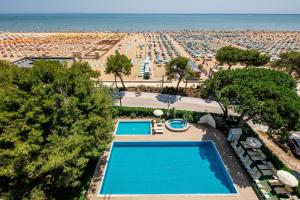 利尼亚诺萨比亚多罗Hotel Atlantic的享有游泳池和海滩的上方景色