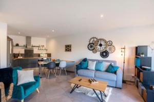Grosseto-PrugnaO Ciucciarella - Appt climatisé pour 4的客厅配有蓝色的沙发和桌子