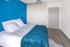 Grosseto-PrugnaO Ciucciarella - Appt climatisé pour 4的一间卧室设有一张蓝色墙壁的大床