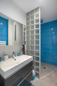 Grosseto-PrugnaO Ciucciarella - Appt climatisé pour 4的一间带水槽和玻璃墙的浴室