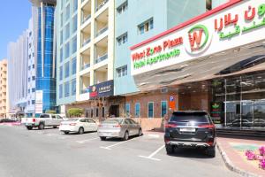 迪拜West Zone Plaza Hotel Apartment (Formerly Winchester Hotel Apts)的停车场,停车场停在大楼前