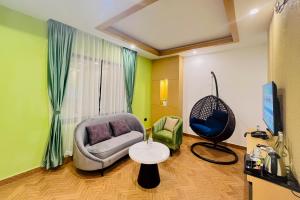 索拉哈Hotel Aikawa的客厅配有沙发和桌子