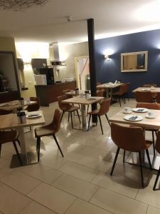 格罗瑙弗里茨酒店餐厅的餐厅内带桌椅的用餐室