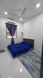 昔加末昔加末斯里佩兰民宿的一间卧室设有蓝色的床和窗户。