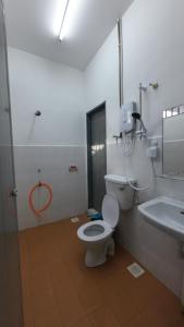 昔加末昔加末斯里佩兰民宿的一间带卫生间和水槽的浴室