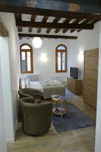 威尼斯Ecco Suites Apartments的一间卧室设有一张床和一间客厅。
