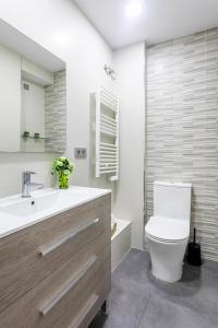 瓦伦西亚Precioso piso moderno: Terraza, A/C, NetFlix, WiFi的一间带卫生间、水槽和镜子的浴室