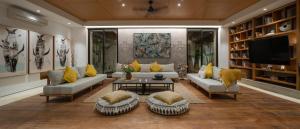 坎古Villa Pantai Indah - 100m to Pererenan Beach的带沙发和平面电视的客厅